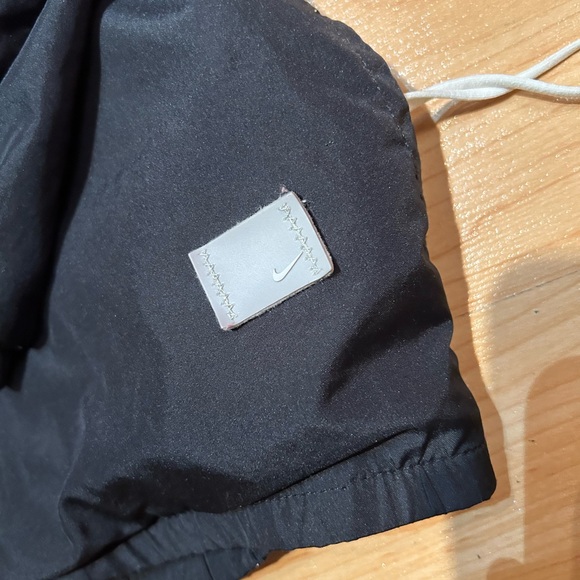 Black Womans Nike wind breaker - Picture 2 of 3